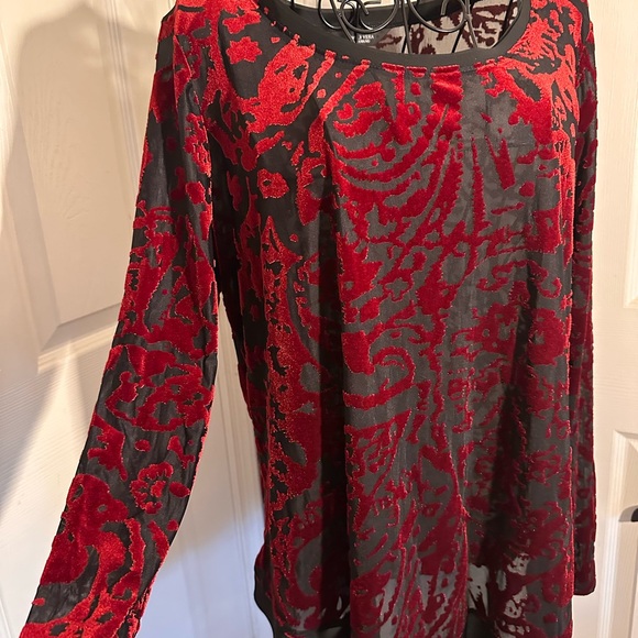 Simply Vera Wang Women's Red & Black Patterned Velvet Burnout Long Sleeve Top - Picture 2 of 7